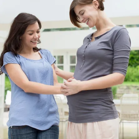 الصورة لصديقتين