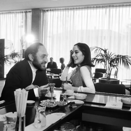 جوزيفين شابلن والممثل بيير تابارد (Josephine Chaplin (R) and actor Pierre Tabard). مصدر الصورة: Photo by AFP