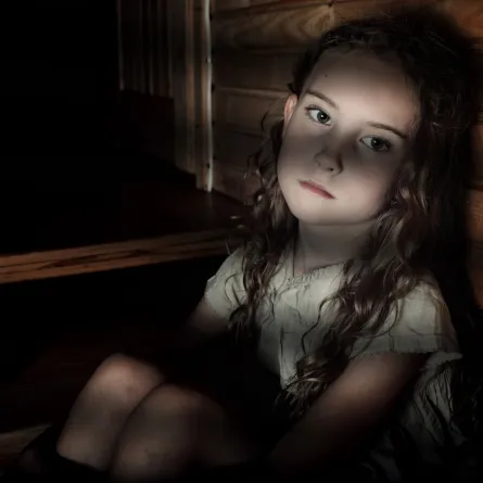 صورة طفلة مصدومة