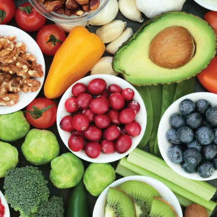 تنوع الطعام يفتح الشهية الفاكهة والخضروات.. لكل لون فائدته