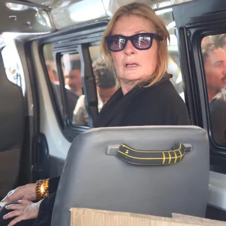 يسرا ترافق نعش والدتها - الصورة خاصة ل "سيدتي" نصوير محمد عربي