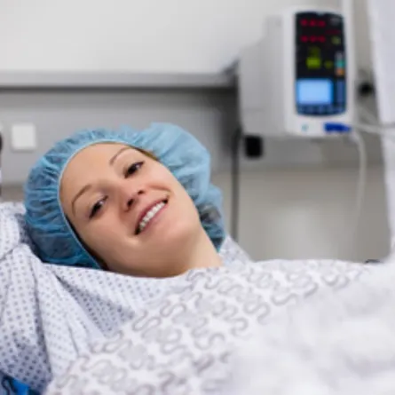 صورة لأم بعد الولادة القيصرية