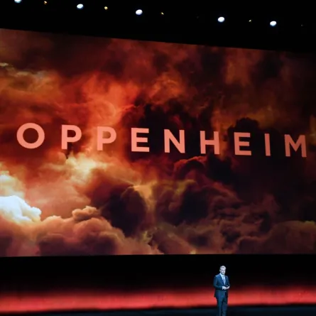 كريستوفر نولان يتحدث عن فيلمه Oppenheimer الجديد (Christopher Nolan speaks on stage about his movie Oppenheimer). مصدر الصورة: VALERIE MACON / AFP