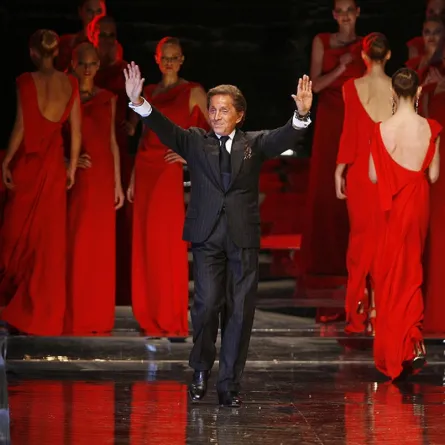لمصمم فالنتينو غارافاني Valentino Garavani في ختام عرضه لربيع وصيف 2008