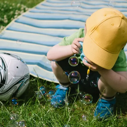 صورة طفل يقوم بالتصوير