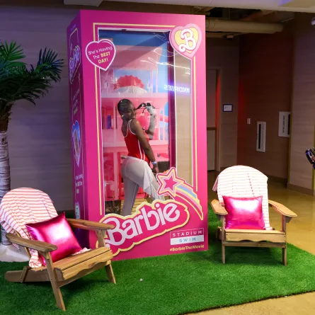 إلتقاط صورة في صندوق باربي Barbie بالحجم الطبيعي في العاصمة واشنطن، المصدر: ETHAN MILLER GETTY IMAGES NORTH AMERICAGetty Images via AFP