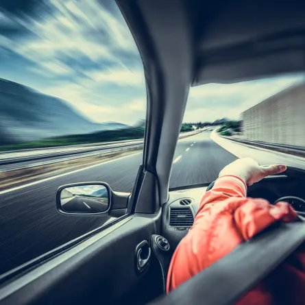 كيف تضبط مرايا السيارة بطريقة صحيحة؟ AdobeStock 