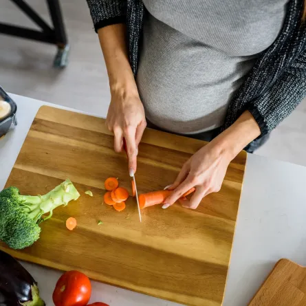 صورة لحامل تعتني بتغذيتها