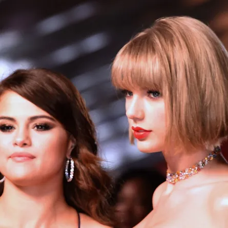 سيلينا غوميز وتايلور سويفت ( Selena Gomez (L) and Taylor Swift). مصدر الصورة: Jason Merritt/Getty Images/AFP