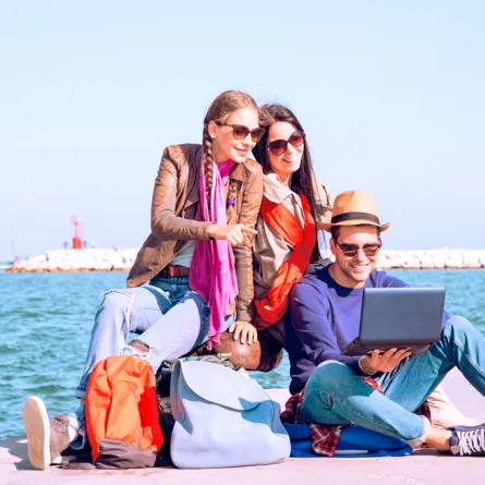 السياحة مع الأصدقاء (