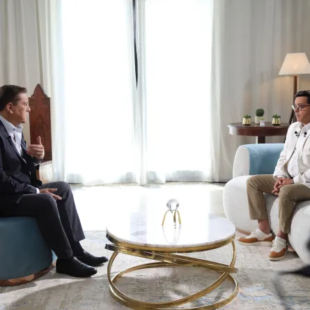 محمد هنيدي ضيف معتز الدمرداش. الصورة من AsharqNews