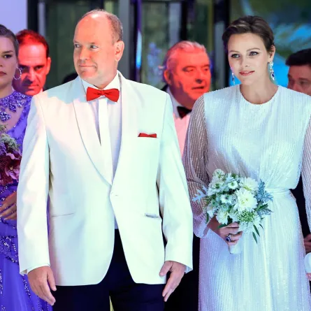 الأمير ألبرت والأميرة شارلين ,كاميل غوتليب في حدث الصليب الأحمر (Prince Albert II of Monaco, Princess Charlene of Monaco and Camille Gottlieb). مصدر الصورة: Valery HACHE / AFP