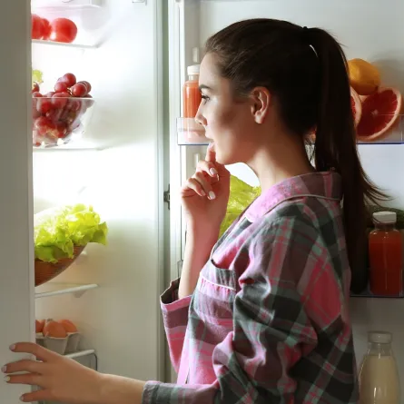 دراسة جديدة...تناول وجبات خفيفة بعد التاسعة مساءًا يزيد مستويات السكر والدهون في الدم - Shutterstock