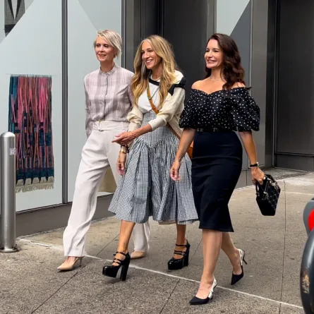 سنتيا نيكسون Cynthia Nixonوسارة جيسيكا باركر Sarah Jessica Parker، وكيرستن دايفيس، kristin Davis في موقع تصوير مسلسل "And Just Like that" 