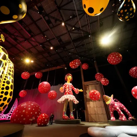 معرض فني بعنوان أنت وأنا والبالونات للفنانة اليابانية يايوي كوساماYou, Me and the Balloons" exhibition  by Yayoi Kusama، ، MANCHESTER, ENGLAND - JUNE 29 (مصدر الصورة :Christopher Furlong/Getty Images)