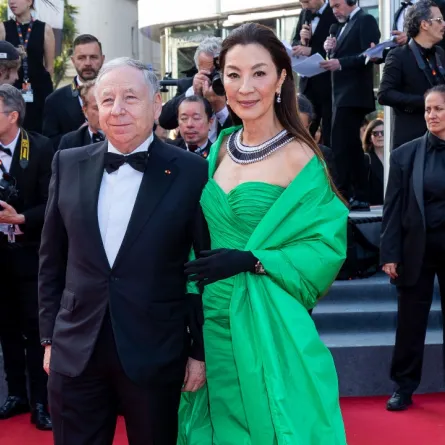 من اليمين ميشيل يوه وجان، Jean Todt and Michelle Yeoh،تود في مهرجان كان السينمائي 76 (مصدر الصورة:Marc Piasecki/FilmMagic)
