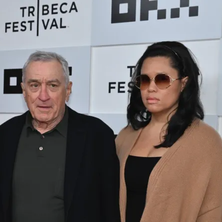 تيفاني تشين وربرت دي نيرو Robert De Niro and Tiffany Chen (مصدر الصورة: ANGELA WEISS / AFP)