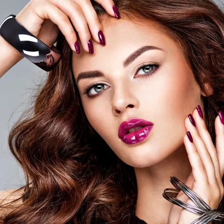 مكياج لفستان عنابي -الصورة من shutterstock