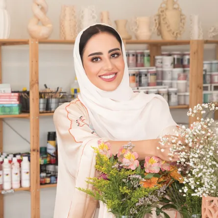 الفنانة التشكيلية والخزفية الإماراتية حصة العجماني