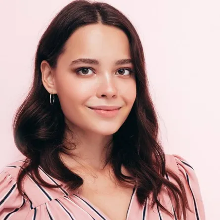 طريقة وضع ظلال العيون - الصورة من Freepik