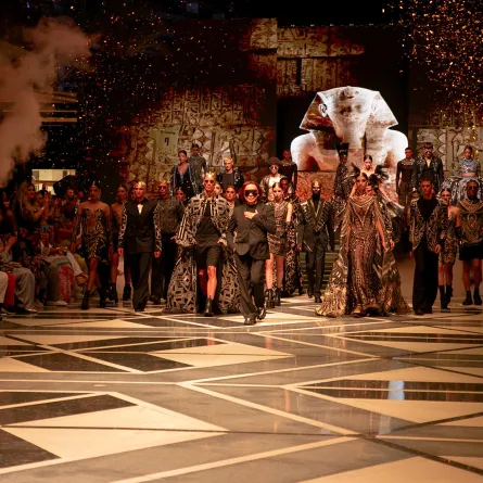 المصمم مايكل سينكو يكرم الحضارة المصرية في عرضه الأول ضمن مهرجان العلمين