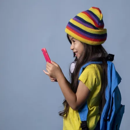 صورة لطفلة تحمل هاتف