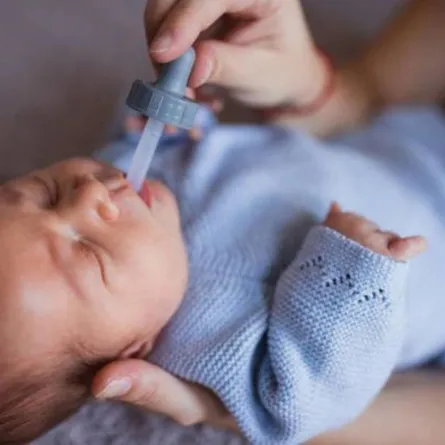 صورة لرضيع يحصل على مكمل غذائي