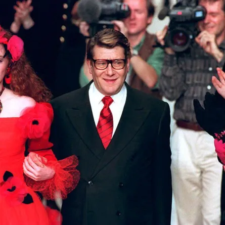 إيف سان لوران (French fashion designer Yves Saint Laurent). مصدر الصورة: PATRICK KOVARIK / AFP