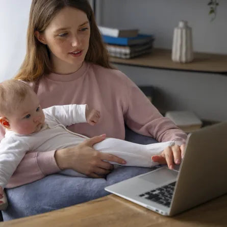 تواجه الأم العاملة صعوبة في تغذية طفلها عبر الرضاعة الطبيعية- (مصدر الصورة: موقع freepik)