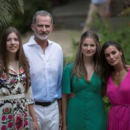من اليسار الأميرة صوفي، الملك فيليب، الأميرة ليونور والملكة ليتيزيا (Princess Sofia, King Felipe VI,Princess Leonor, and  Queen Letizia). مصدر الصورة: JAIME REINA / AFP