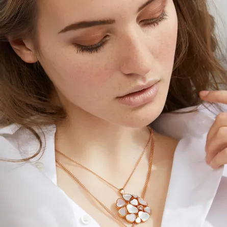 جواهر تعانق القلب Close to your Heart