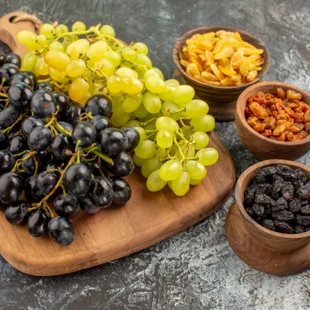 دراسة تؤكد قدرة بذور العنب على علاج دوالي الساقين (المصدر: Freepik)