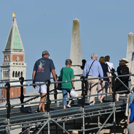 سكان البندقية يشتكون من السياحة المفرطة وسط استمرار تدفق الزائرين - (Photo by ANDREA PATTARO / AFP)