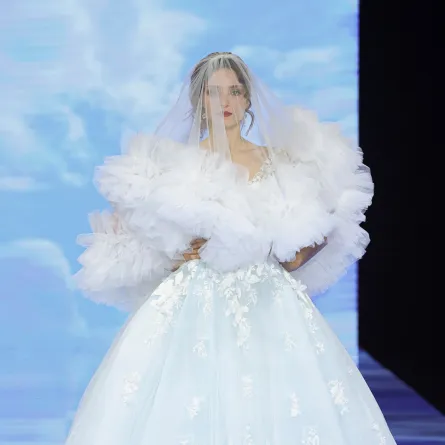 موديلات فساتين زفاف مع طرح قصيرة 2024 من ديميتريوس «Demetrios» (الصورة من موقع  Launchmetrics/Spotlight ©)