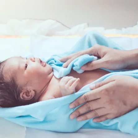 صورة لمولود بعد حصوله على حمامه المنعش