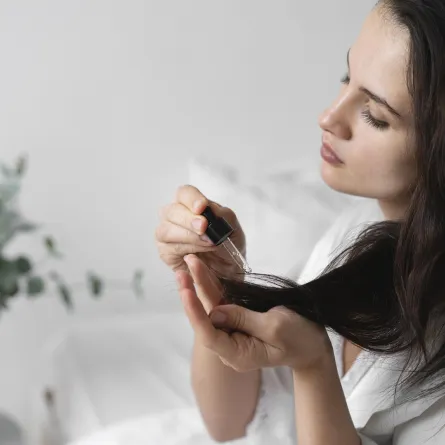 تزييت الشعر - الصورة من Freepik 