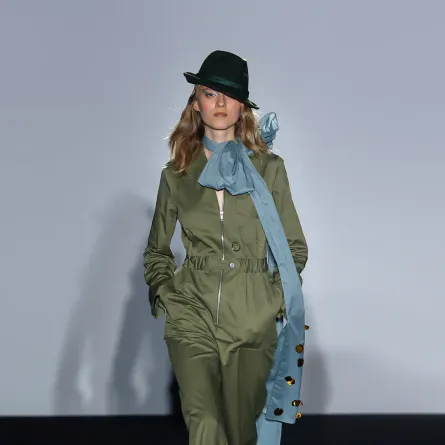  الجمبسوت الكلاسيك من مينشين توماس «Menchen Tomas» 