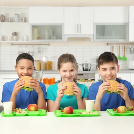 صورة لأطفال يأكلون في المدرسة الصورة من stockadobe