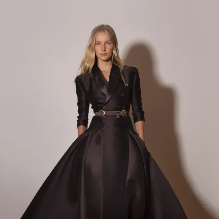  موديلات فساتين لون أسود طويلة للمحجبات من ألكسيس مابيل Alexis Mabille (الصورة من موقع  Launchmetrics/Spotlight ©)