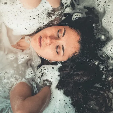 pexels- يسبب الماء الساخن جفاف الشعر 