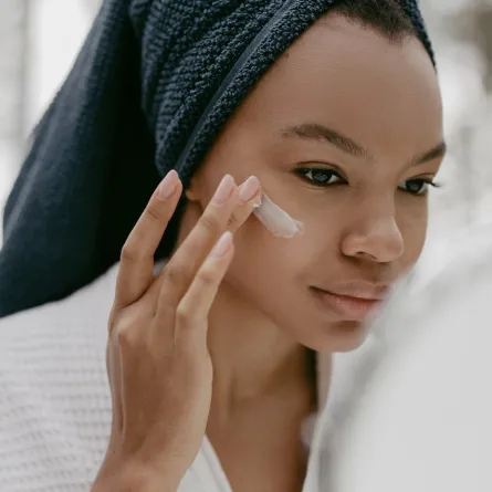 البشرة الداكنة معرّضة أيضأً لسرطان الجلد الأكثر شراسة.. فلا تهملي الوقاية (المصدر: pexels)