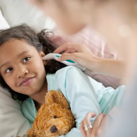 صورة لطفلة تحصل على متابعة في درجة حرارتها