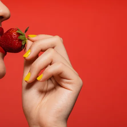 صورة لحامل تتناول الفراولة