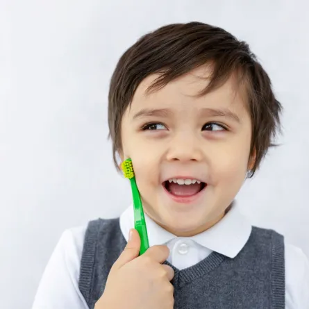 صورة توضح اهتمام الطفل بتنظيف أسنانه