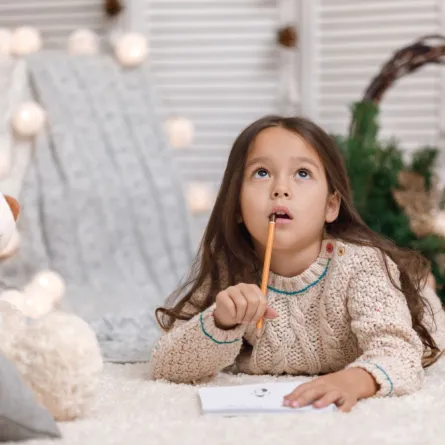 صورة طفلة تكتب