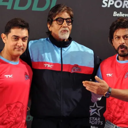 أميتاب باتشان يتوسط شاروخان وعامر خان (Aamir Khan (L), Amitabh Bachchan (C) and Shah Rukh Khan). مصدر الصورة: STRDEL / AFP