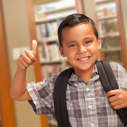 صورة لطفل يرحب بالمدرسة