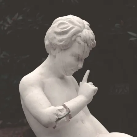 تمثال لطفل صغير 