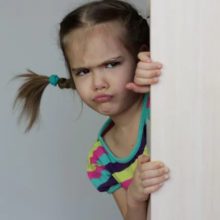 صورة طفلة عصبية