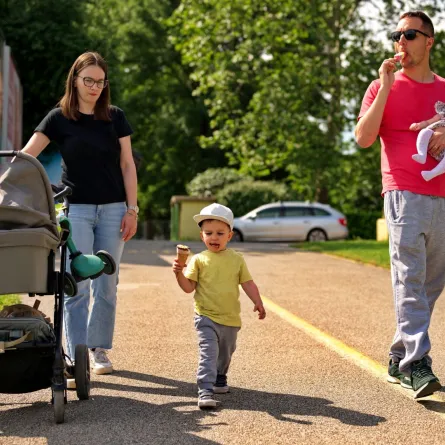 عائلة تتنزه في الحديقة